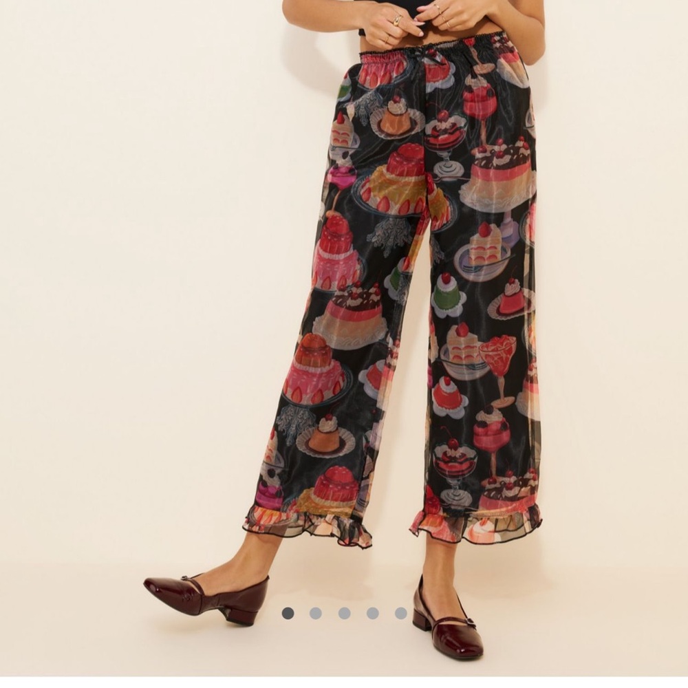 Lisa says gah liora ruffle pants size M